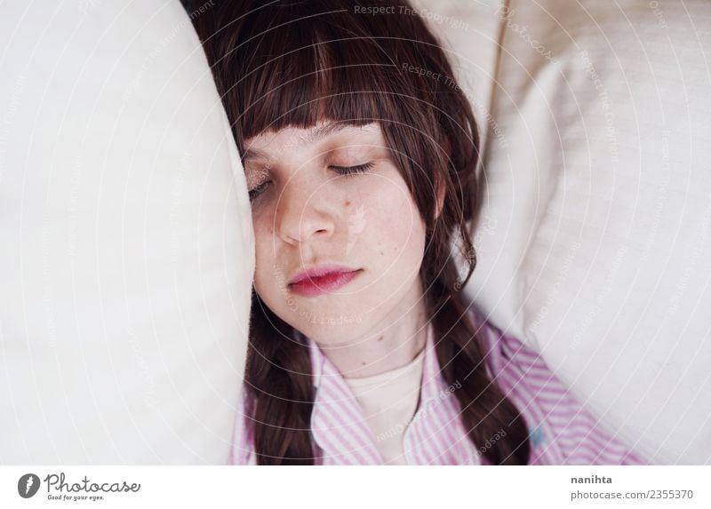 Junge Frau schläft in ihrem Bett. Lifestyle Haare & Frisuren Haut Gesicht Gesundheit Wellness Erholung ruhig Mensch feminin Jugendliche 1 18-30 Jahre Erwachsene