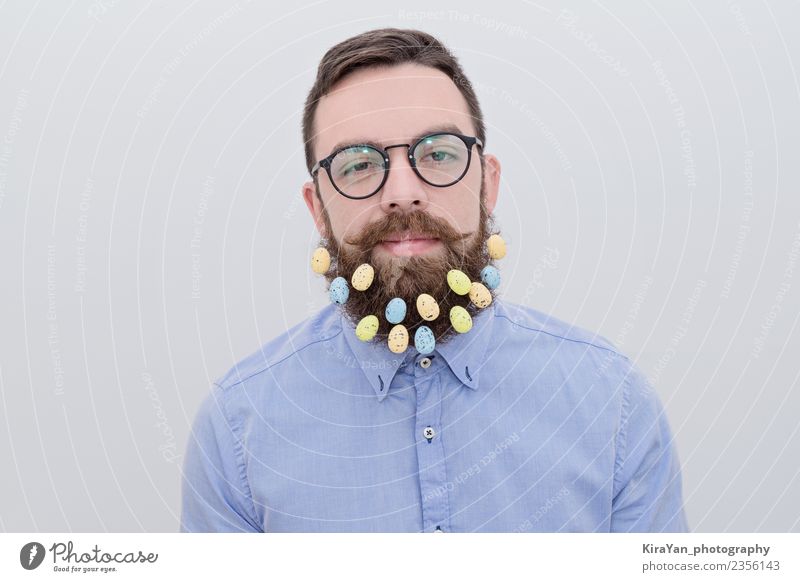 Bildnis eines bärtigen Mannes in Brille mit Ostereierschmuck im Bart Lifestyle Stil Glück Gesicht Dekoration & Verzierung Feste & Feiern Ostern Mensch