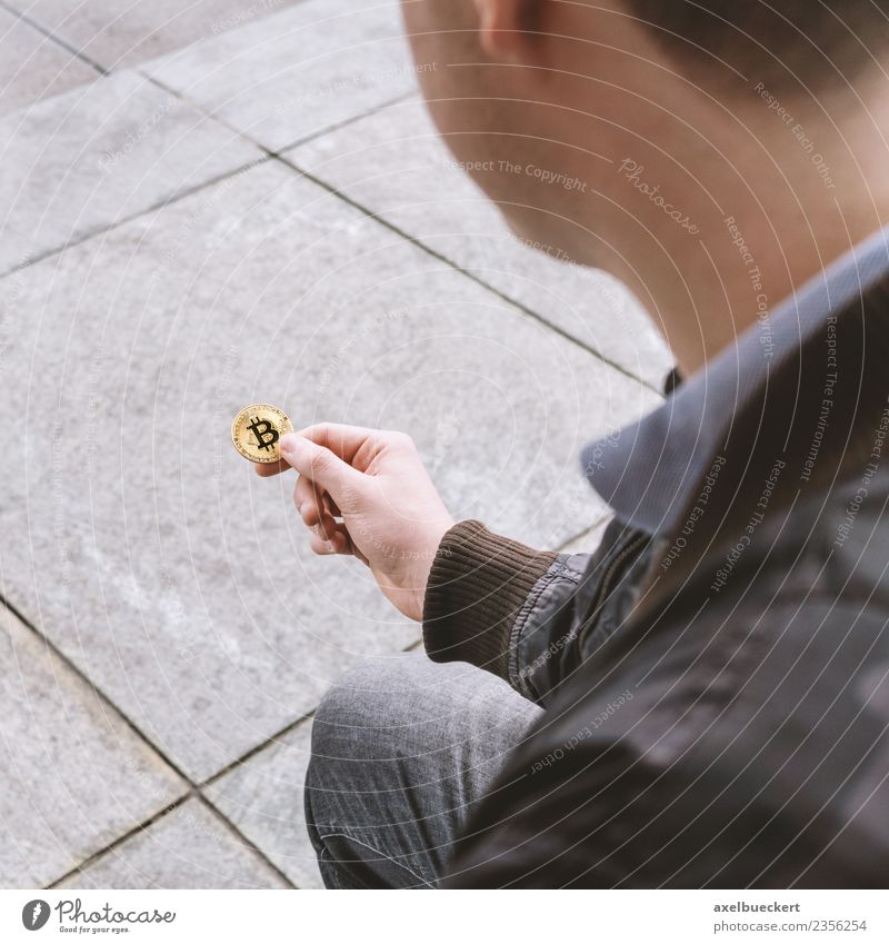 junger Mann hält Bitcoin Münze in der Hand Mensch maskulin Junger Mann Jugendliche Erwachsene 1 18-30 Jahre Geld Kapitalwirtschaft Kryptowährung Geldmünzen