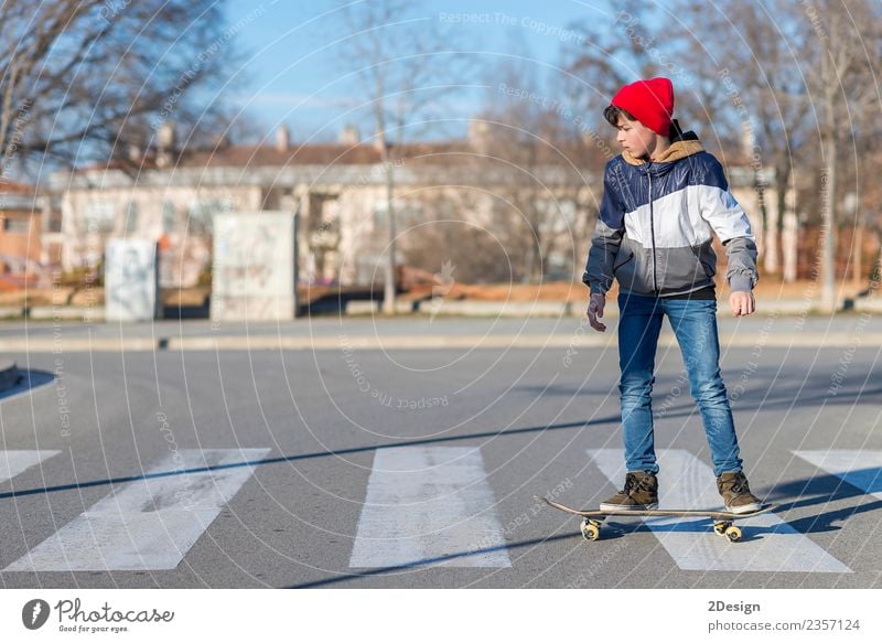 Kleiner Skateboarder, der einen Skateboard-Trick macht. Lifestyle Stil Glück Freizeit & Hobby Sommer Sport Mensch Junge Mann Erwachsene Jugendliche Kultur Natur