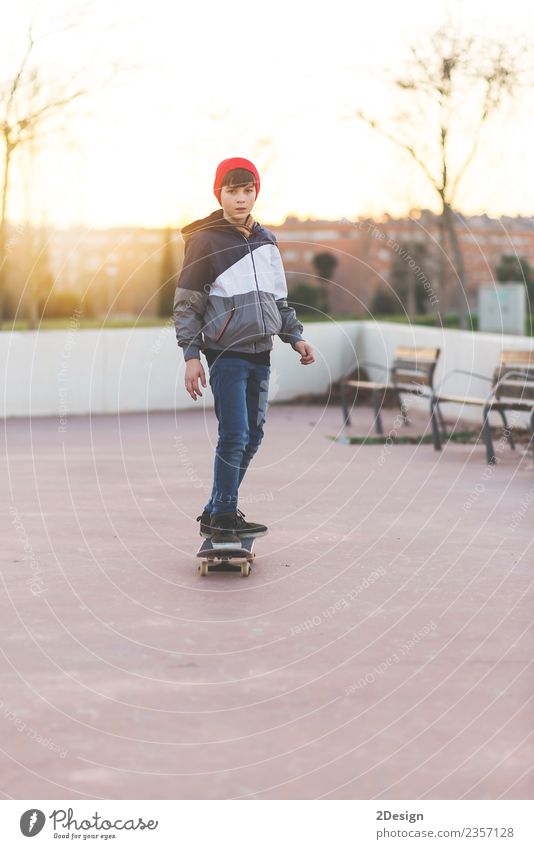 Kleiner Skateboarder, der einen Skateboard-Trick macht. Lifestyle Stil Glück Freizeit & Hobby Sommer Sport Mensch maskulin Junge Mann Erwachsene Jugendliche 1