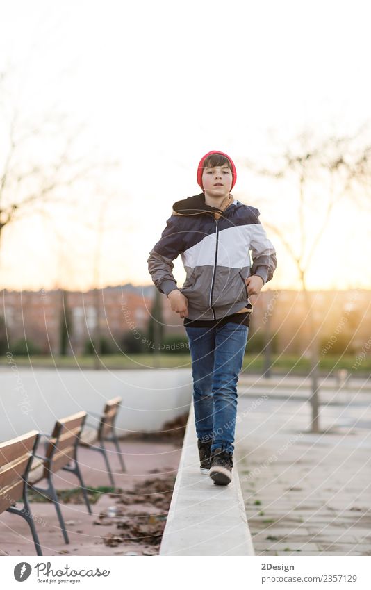 Porträt eines jungen Teenagers bei Sonnenaufgang Lifestyle Stil Glück Gesicht Studium Mensch maskulin Junge Mann Erwachsene Jugendliche 1 8-13 Jahre Kind