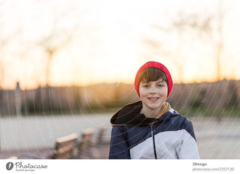 Porträt eines jungen Teenagers bei Sonnenaufgang Lifestyle Stil Glück Gesicht Schulkind Schüler Studium Mensch maskulin Junge Mann Erwachsene Jugendliche 1