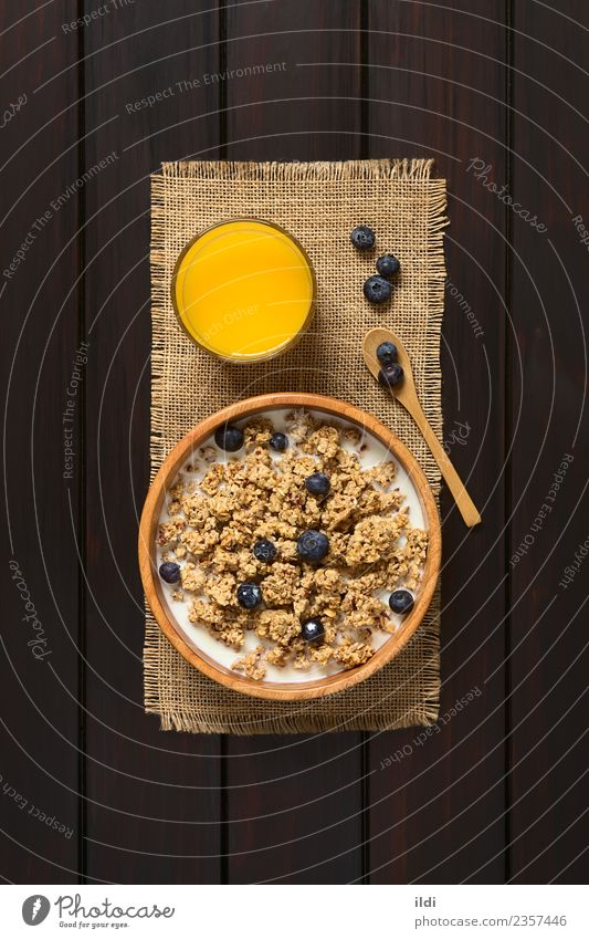 Frühstücksflocken mit Heidelbeeren und Milch Frucht Saft dunkel natürlich Lebensmittel Müsli Haferflocken Blaubeeren trocknen süß gesüßt Gesundheit Mahlzeit