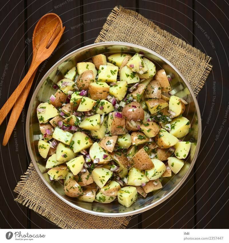 Kartoffelsalat mit Zwiebeln und Kräutern Gemüse Kräuter & Gewürze Vegetarische Ernährung natürlich Lebensmittel Kartoffeln Salatbeilage geschnitten Petersilie