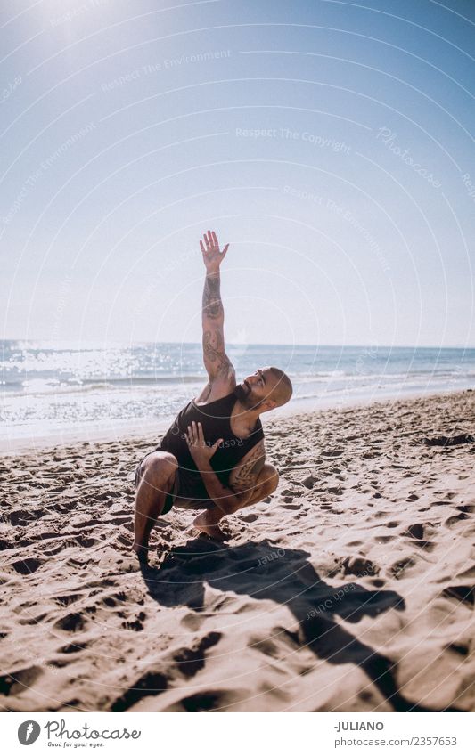 Junger Mann macht Yoga am Strand. Sport Training Dehnübung Sonne Fitness Sport-Training hart transpirieren Muskulatur Freude Sportler