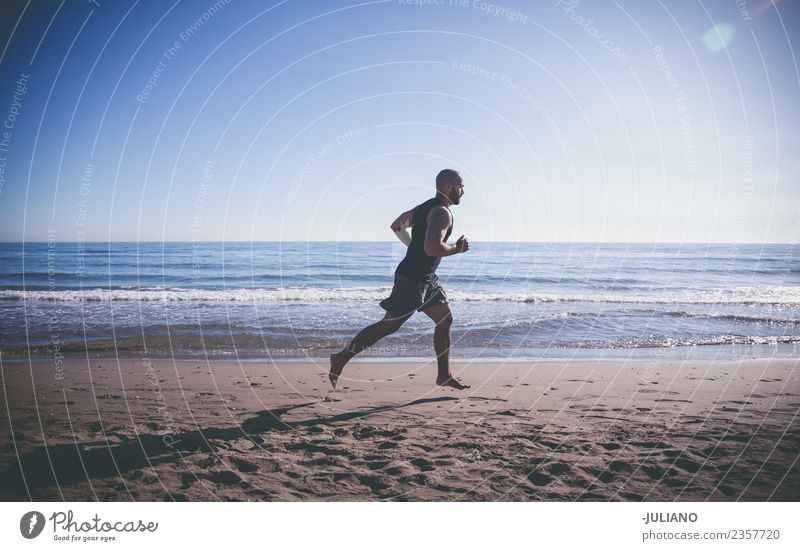 Sportler beim schnellen Laufen am Strand Junger Mann Training Fitness Sport-Training hart transpirieren Muskulatur Freude Geschwindigkeit positiv Gesundheit
