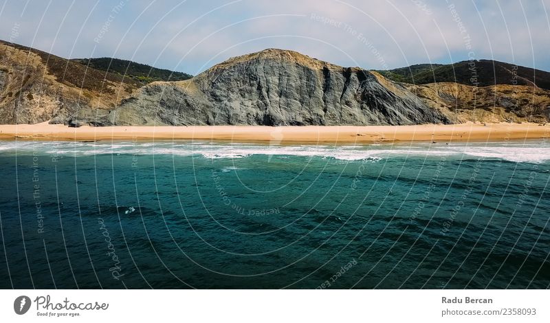 Luftaufnahme der Meereswellen und des Strandes in Portugal Umwelt Natur Landschaft Sand Wasser Sommer Schönes Wetter Hügel Felsen Berge u. Gebirge Wellen Küste