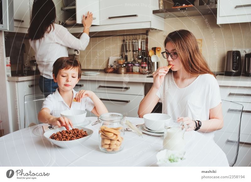 glückliche Familie beim Frühstück zu Hause Tee Lifestyle Freude Glück Leben Küche Kind Mutter Erwachsene Schwester Familie & Verwandtschaft Jugendliche Lächeln
