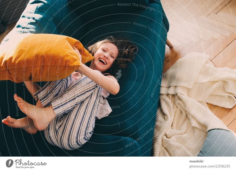 Kind Mädchen hat Spaß zu Hause Lifestyle Freude Glück Leben Erholung Spielen Wohnung Familie & Verwandtschaft Kindheit Lächeln lachen werfen verrückt heimwärts