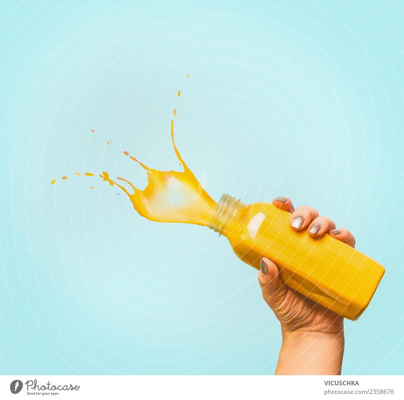 Hand mit gelbes Getränk in Flasche und Platsch Erfrischungsgetränk Limonade Saft Lifestyle Stil Design Gesundheit Gesunde Ernährung Sommer feminin blau
