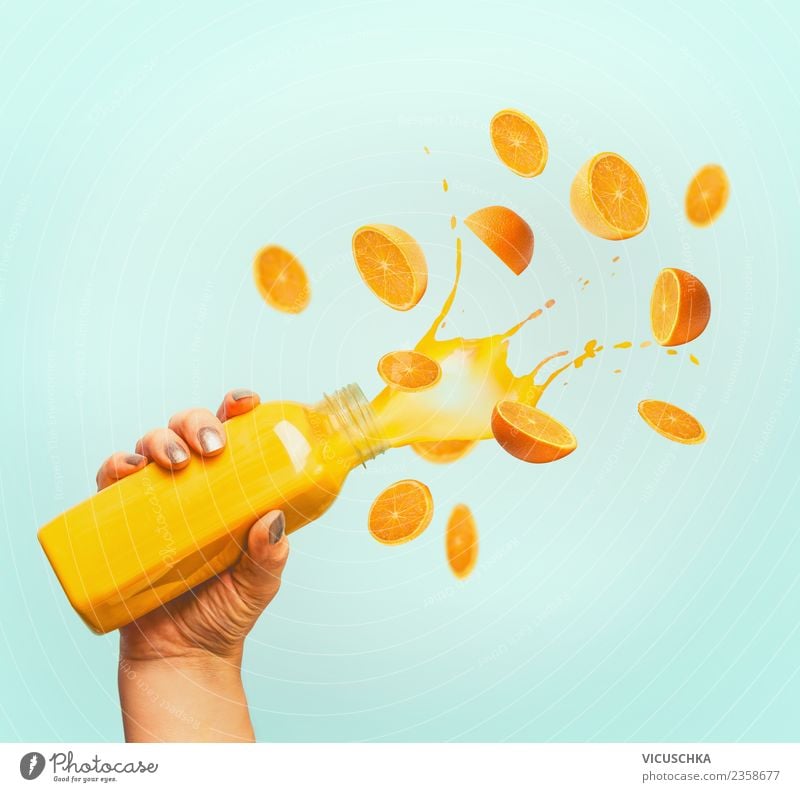 Hand hält Flacshe mit Orangen Saft Frucht Getränk Erfrischungsgetränk kaufen Stil Design Gesundheit Gesunde Ernährung Sommer feminin gelb Vitamin Orangensaft