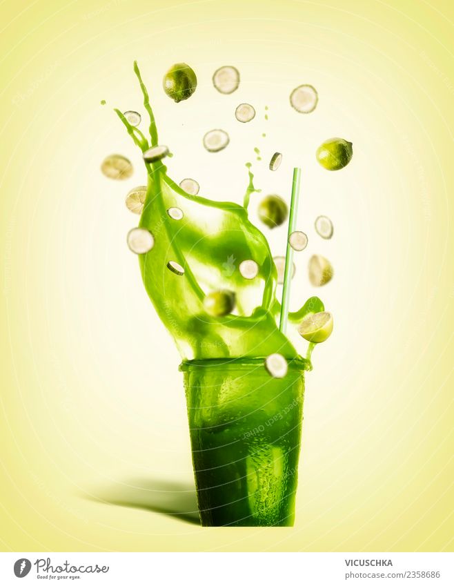 Glas mit Trinkhalm und grünem Spritzen Sommergetränk Frucht Getränk Erfrischungsgetränk Limonade Saft Stil Design Gesunde Ernährung Coolness gelb Cocktail