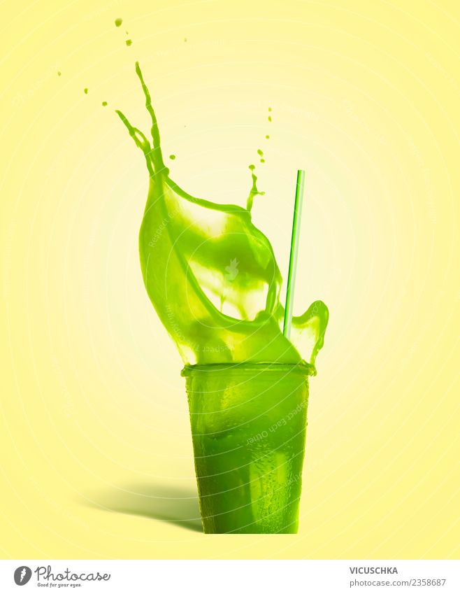Grüne Sommer Getränk spritzt aus dem Glas Erfrischungsgetränk Limonade Saft Stil Design Gesundheit Gesunde Ernährung Leben Bar Cocktailbar gelb Vitamin Kiwi