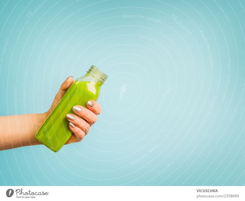 Hand mit grüner Smoothie Flasche Getränk Erfrischungsgetränk Limonade Saft Stil Design Gesundheit Gesunde Ernährung Sommer Mensch feminin Frau Erwachsene