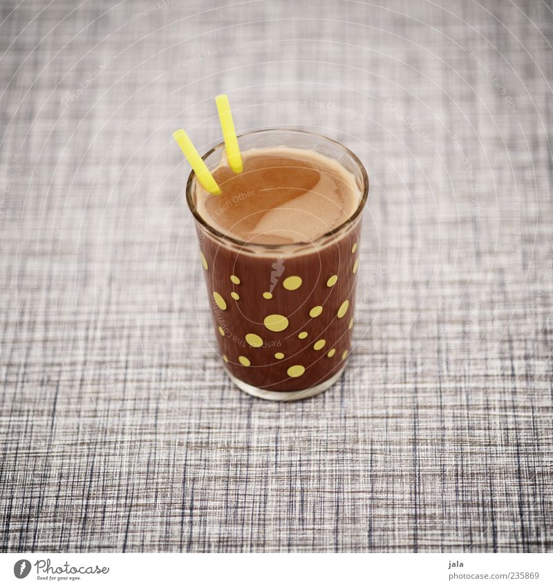 betthupferl Lebensmittel Milcherzeugnisse Getränk Kakao Glas Trinkhalm süß braun gelb lecker Farbfoto Innenaufnahme Menschenleer Textfreiraum links