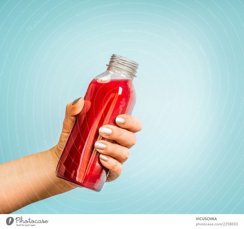 Hand mit Saft oder Smoothie Flasche Getränk Erfrischungsgetränk Limonade Stil Design Gesundheit Gesunde Ernährung Sommer Mensch feminin Frau Erwachsene Vitamin