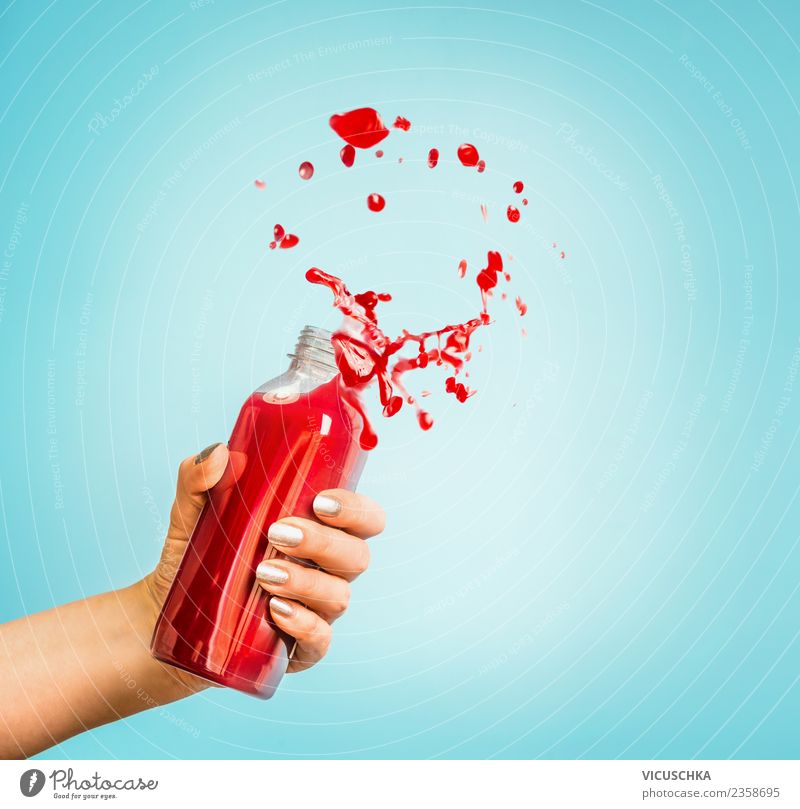 Hand mit roter Saft oder Smoothie Flasche Getränk Erfrischungsgetränk Lifestyle kaufen Stil Design Gesundheit Gesunde Ernährung Sommer Mensch feminin Frau