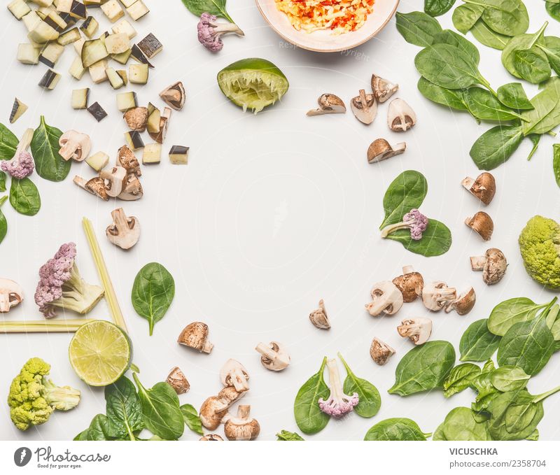 Spinat mit Pilze und Zutaten Lebensmittel Gemüse Salat Salatbeilage Ernährung Mittagessen Bioprodukte Vegetarische Ernährung Diät Stil Design Gesundheit