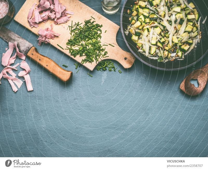 Geschmackvolle Zucchini- und Schinkenpfanne zubereiten Lebensmittel Fleisch Wurstwaren Gemüse Kräuter & Gewürze Ernährung Mittagessen Festessen Geschirr Topf