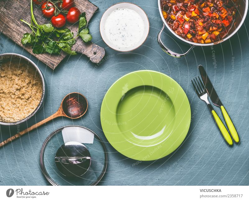 Gesundes vegetarisches Essen mit Quinoa und Bohnen Lebensmittel Gemüse Orange Ernährung Mittagessen Abendessen Bioprodukte Vegetarische Ernährung Diät Geschirr