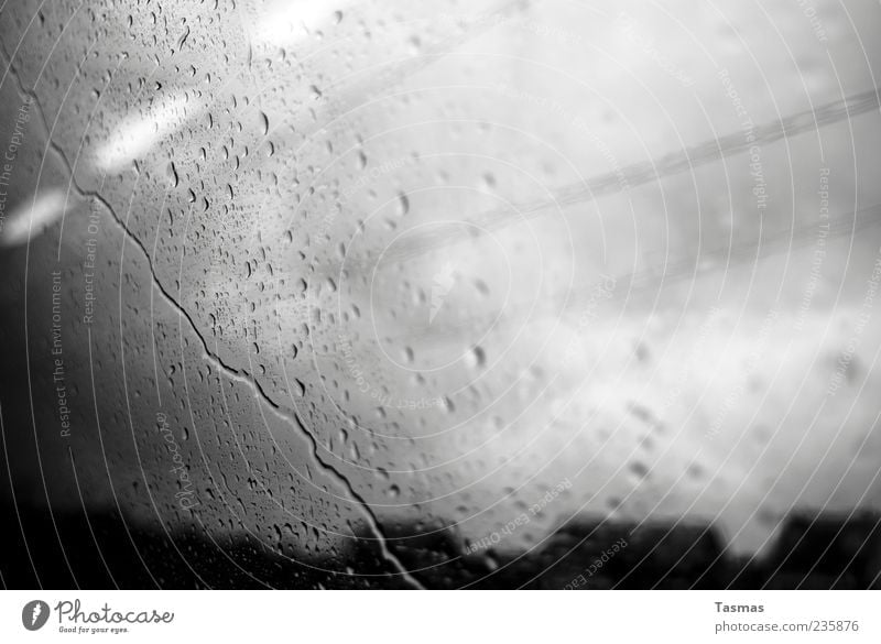 Rainy Mood Wetter schlechtes Wetter Unwetter Regen kalt Scheibe Glas Fensterscheibe Abteilfenster Wassertropfen Bahnfahren Schwarzweißfoto Nahaufnahme abstrakt