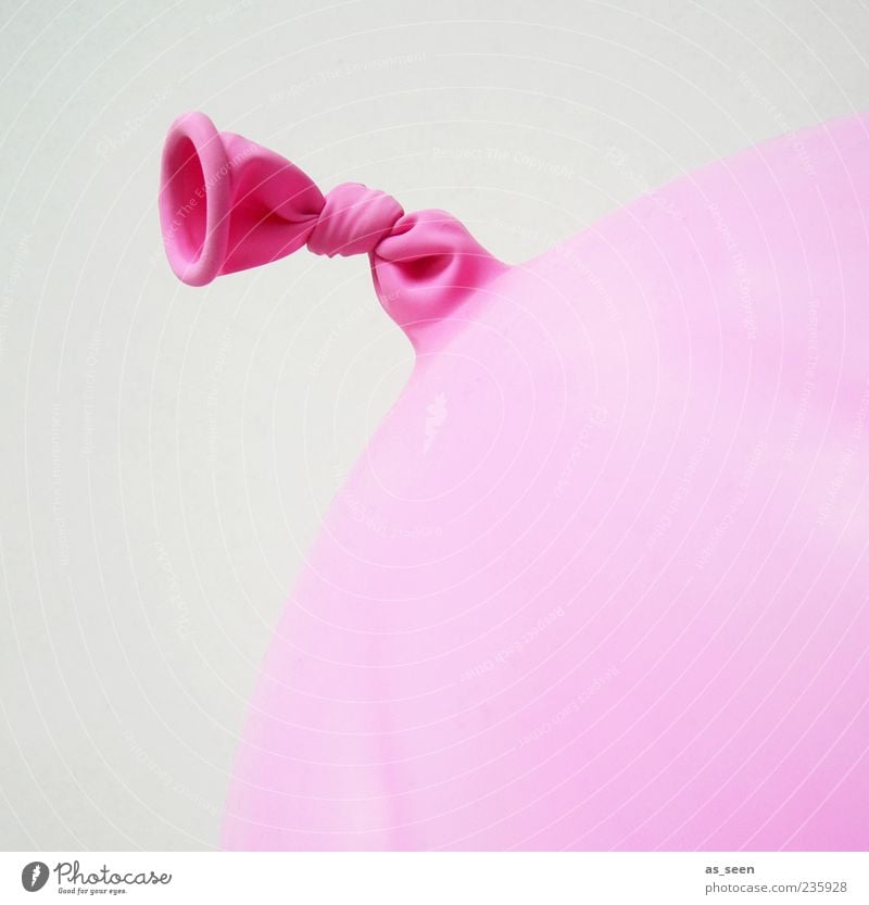 Rosa Gummi Luftballon Kunststoff Knoten rund rosa Farbfoto Innenaufnahme Nahaufnahme Detailaufnahme Menschenleer Textfreiraum rechts Hintergrund neutral Tag