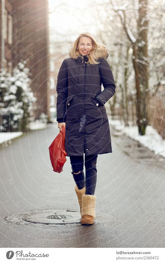 Attraktive junge blonde Frau in warmem Wintermantel Lifestyle Glück schön Gesicht Schnee Erwachsene 1 Mensch 45-60 Jahre Park Straße Mode Mantel Pelzmantel