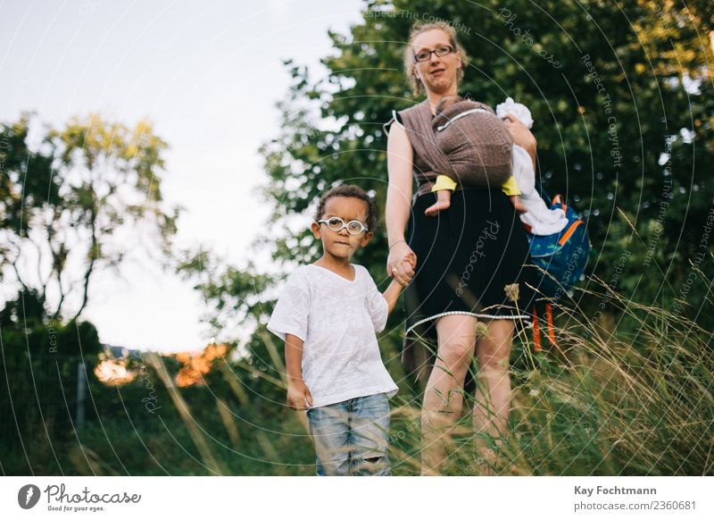 Blonde Mutter mit Kindern im Park Lifestyle Wohlgefühl Freizeit & Hobby Ferien & Urlaub & Reisen Tourismus Ausflug Sommer Sommerurlaub Kindererziehung Mensch