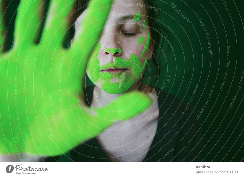 Junge Frau schmutzig von grünem Staub hinter ihrer Hand Design exotisch Gesicht Erholung ruhig Meditation Mensch feminin Jugendliche 1 18-30 Jahre Erwachsene
