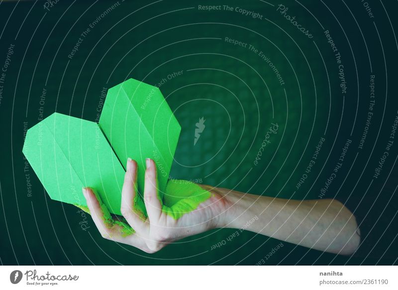 Hand hält ein grünes Papierherz. Mensch feminin Junge Frau Jugendliche Erwachsene 1 18-30 Jahre Kunst Künstler Kunstwerk Kultur Origami malen Herz festhalten