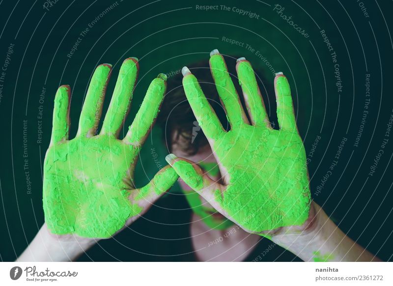 Junge Frau mit schmutzigen Händen aus grüner Farbe Stil Design Handarbeit Mensch feminin Junger Mann Jugendliche Erwachsene 1 18-30 Jahre Kunst Künstler Maler