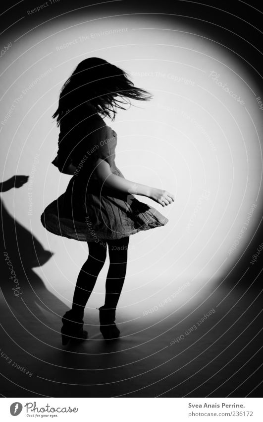 tanz noch mal. feminin Junge Frau Jugendliche 1 Mensch Mode Rock Kleid drehen Tanzen schön Schwarzweißfoto Studioaufnahme Kunstlicht Licht Ganzkörperaufnahme