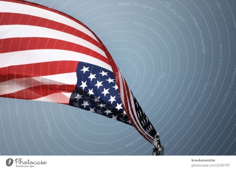 Sternschnuppe Fahnenmast blau rot weiß Patriotismus USA Amerika Stars and Stripes Streifen Himmel wehen flattern Schwung Freiheit Nationalflagge Weltmacht Macht