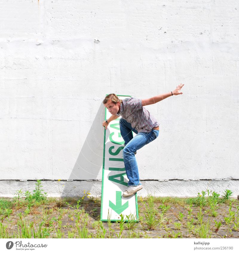 notrutsche Mensch maskulin Mann Erwachsene 1 30-45 Jahre Zeichen Schriftzeichen Schilder & Markierungen Pfeil Bewegung einzigartig grün Skateboarding Mauer Wand