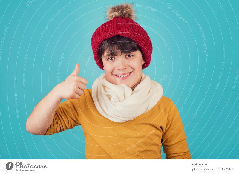 lächelnder Junge mit Schal und Hut im Winter Lifestyle Freude Ferien & Urlaub & Reisen Schnee Winterurlaub Mensch maskulin Kind Kleinkind Kindheit 1 8-13 Jahre