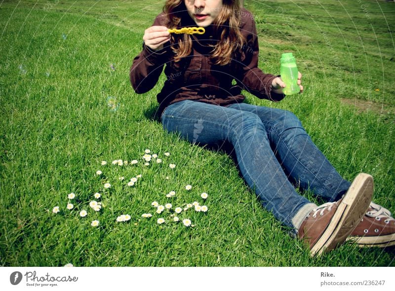 Loslassen. Freizeit & Hobby Spielen Kinderspiel Seifenblase Sommer feminin Junge Frau Jugendliche 1 Mensch 18-30 Jahre Erwachsene Natur Blume Gras Gänseblümchen