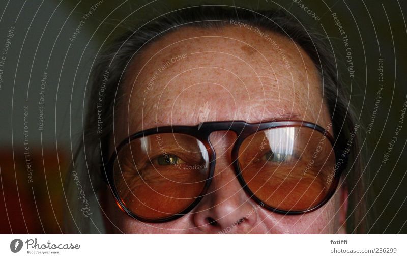 fly (me away) Mensch Erwachsene Haut Auge Nase 1 45-60 Jahre authentisch Senior Brille Reflexion & Spiegelung Blick Farbfoto Innenaufnahme Nahaufnahme