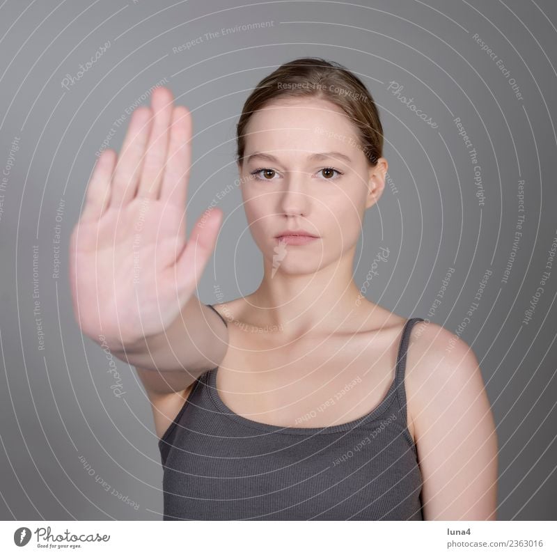 junge Frau zeigt Stopp schön Junge Frau Jugendliche Erwachsene Hand blond Konflikt & Streit selbstbewußt Schutz Frustration Gewalt protestieren Handfläche Halt