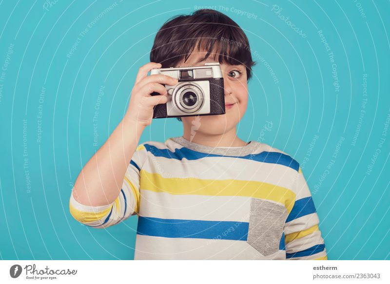 lächelnder Junge mit Fotokamera Lifestyle Freude Ferien & Urlaub & Reisen Tourismus Ausflug Abenteuer Freiheit Mensch maskulin Kind Kleinkind Kindheit 1