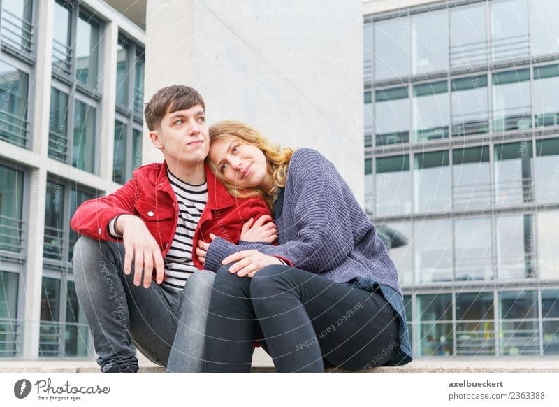 junges Paar auf der Treppe vor einem modernen Gebäude sitzend Lifestyle Mensch Junge Frau Jugendliche Junger Mann Erwachsene Freundschaft Partner 2