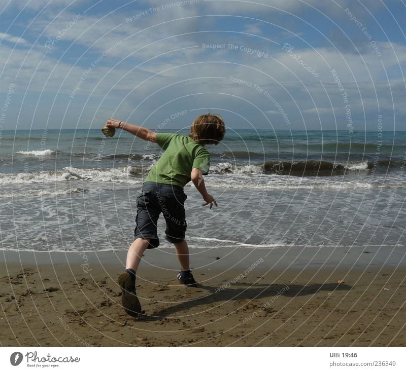 Steinschleuder. Leben Spielen Kind Junge 1 Mensch 8-13 Jahre Kindheit Sand Wasser Himmel Wolken Horizont Schönes Wetter Wind Wellen Küste Strand Meer T-Shirt