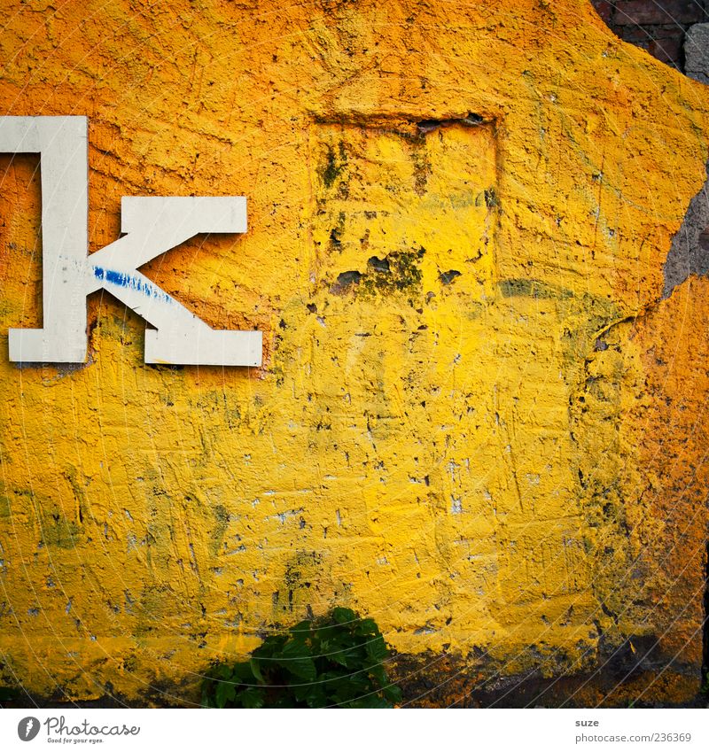 k wie niemand Kunst Mauer Wand Fassade Zeichen Schriftzeichen alt dreckig einfach kaputt trashig trist trocken gelb weiß Buchstaben einzeln Putz Hintergrundbild