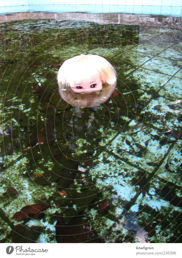 Blondschopf Wasser Spielzeug Puppe Schwimmen & Baden beobachten blond dreckig dunkel gruselig blau braun grün Gefühle bizarr Vergänglichkeit morbid böse Herbst