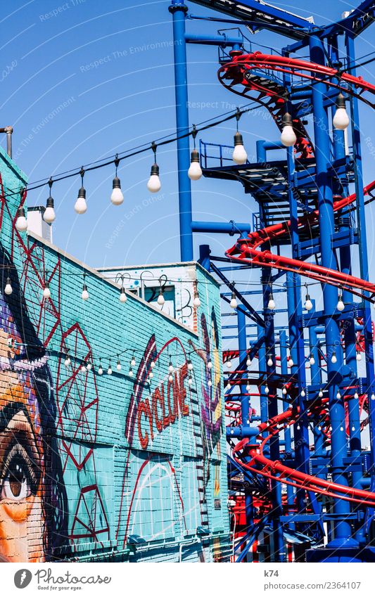 NYC - Luna Park Coney Island - CYCLONE feminin Frau Erwachsene Auge 1 Mensch Wolkenloser Himmel Schönes Wetter Mauer Wand Graffiti blau rot türkis
