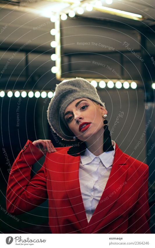 Porträt einer schicken Frau mit besonderen Lichtern elegant Nachtleben feminin Junge Frau Jugendliche Erwachsene Mode Anzug Hut Coolness schön einzigartig rot