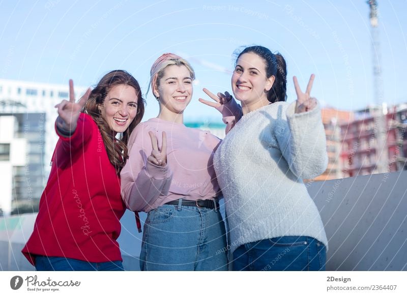 Porträt von drei jungen glücklichen Mädchen, die gestikulieren. Lifestyle Stil Freude Glück Freizeit & Hobby Ferien & Urlaub & Reisen Sommer Strand Meer Erfolg