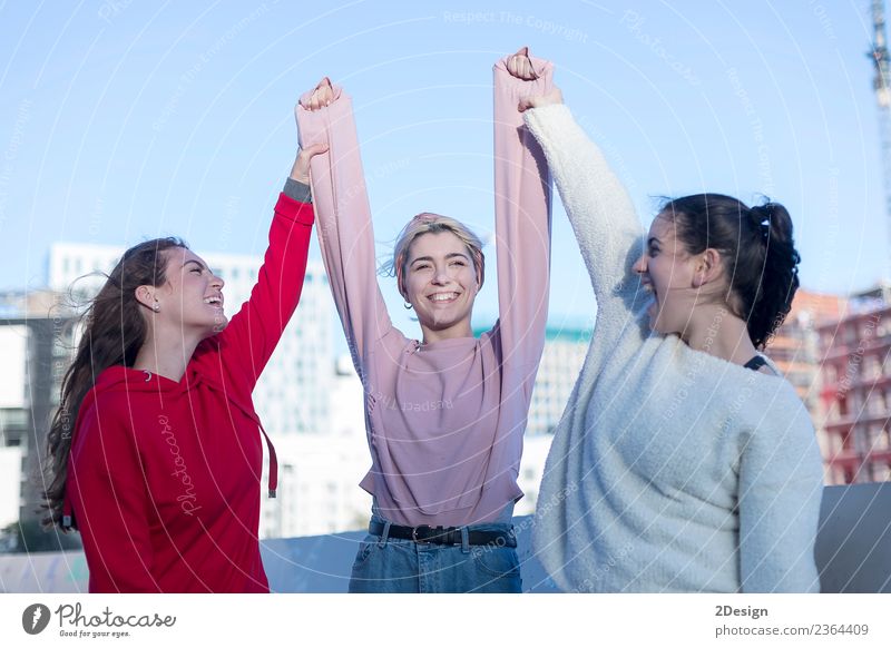 Drei glückliche, aufgeregte junge erwachsene Frauen in legeren Kleidern feiern den Sieg und springen Lifestyle Freude Glück Sommer Erfolg Schule Studium