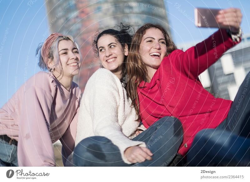 Lebensstil sonniges Bild von best friend girls, die Selfie machen. Lifestyle Freude Glück schön Freizeit & Hobby Ferien & Urlaub & Reisen Sommer Telefon