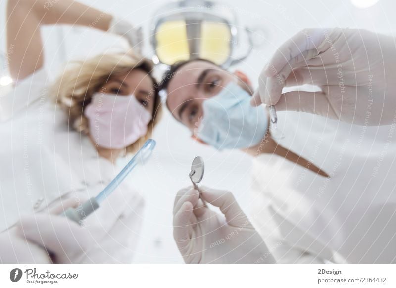 Ärzte mit Maske und Werkzeugen. Gesundheitswesen Behandlung Medikament Beruf Arzt Mensch Frau Erwachsene Hand 2 Menschengruppe 30-45 Jahre Handschuhe oben